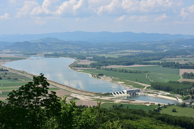 Pogled na brežiško morje - akumulacijsko jezero ob HE Brežice